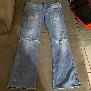 Distressed low waisted jeans